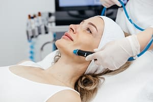 A,Woman,Receiving,A,Hydrafacial,Treatment,In,A,Beauty,Salon.
