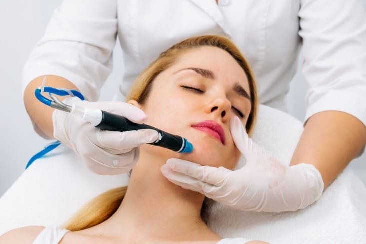 How Does a HydraFacial Work to Refresh and Improve the Skin